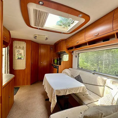 Mary - Duza Przyczepa Z Przedsionkiem 营地