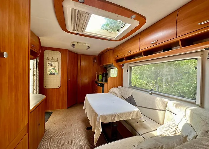 Mary - Duza Przyczepa Z Przedsionkiem 营地