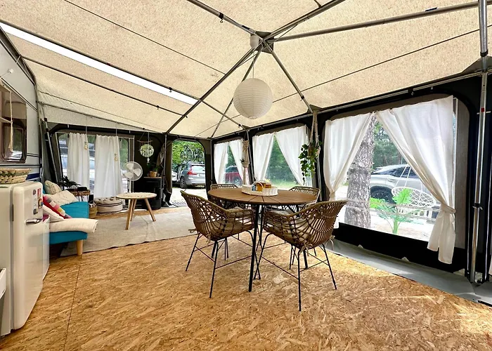 Mary - Duza Przyczepa Z Przedsionkiem 营地 *